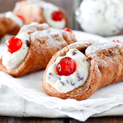 Cannoli siciliani: storia e leggenda di un dolce iconico