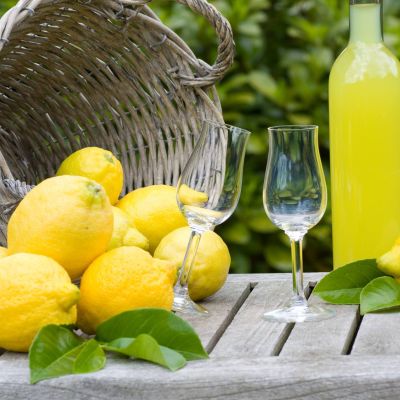 Il limoncello: storia e preparazione del celebre liquore campano