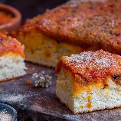 Sfincione palermitano: la pizza rustica della tradizione siciliana